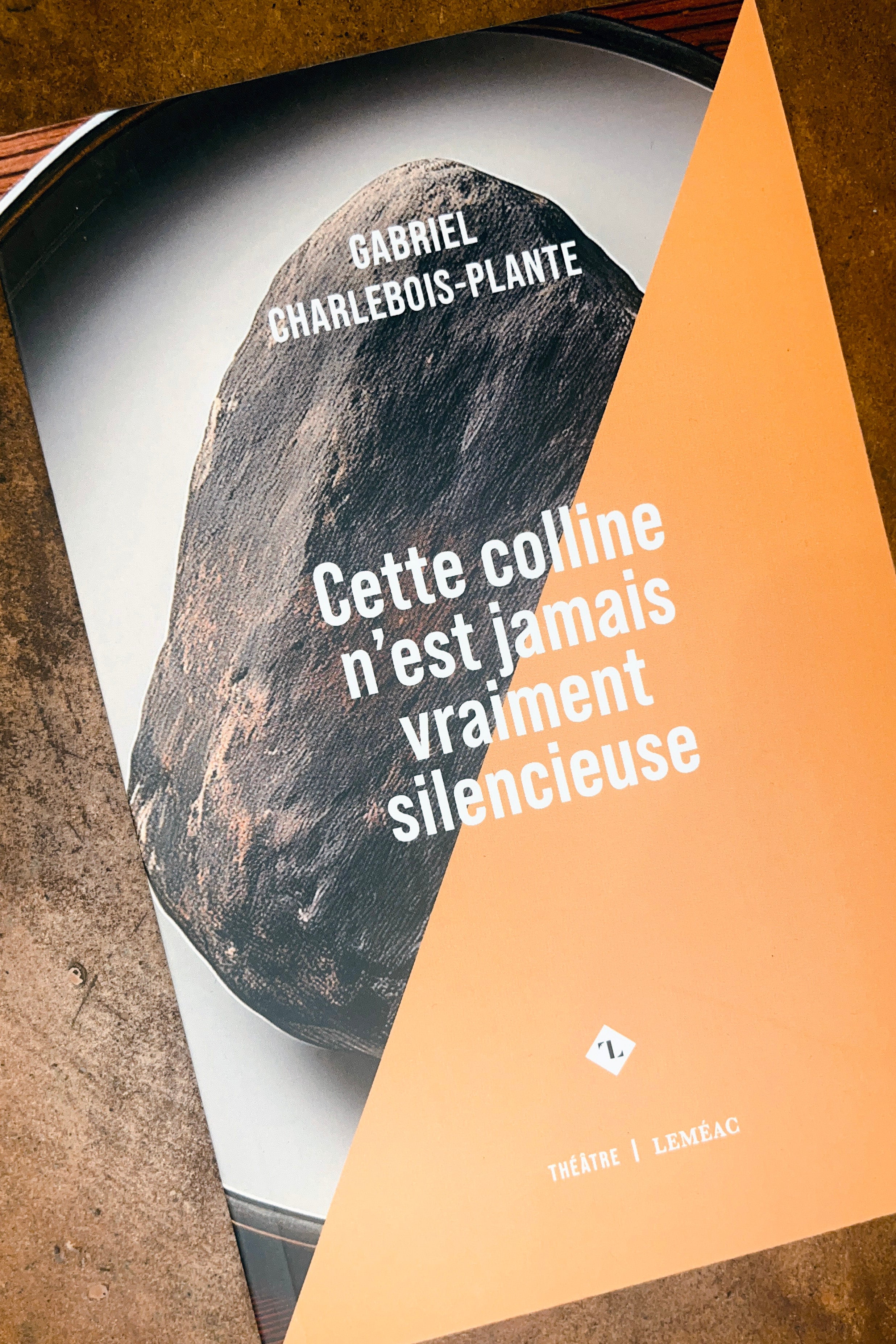 Cette colline n'est jamais vraiment silencieuse